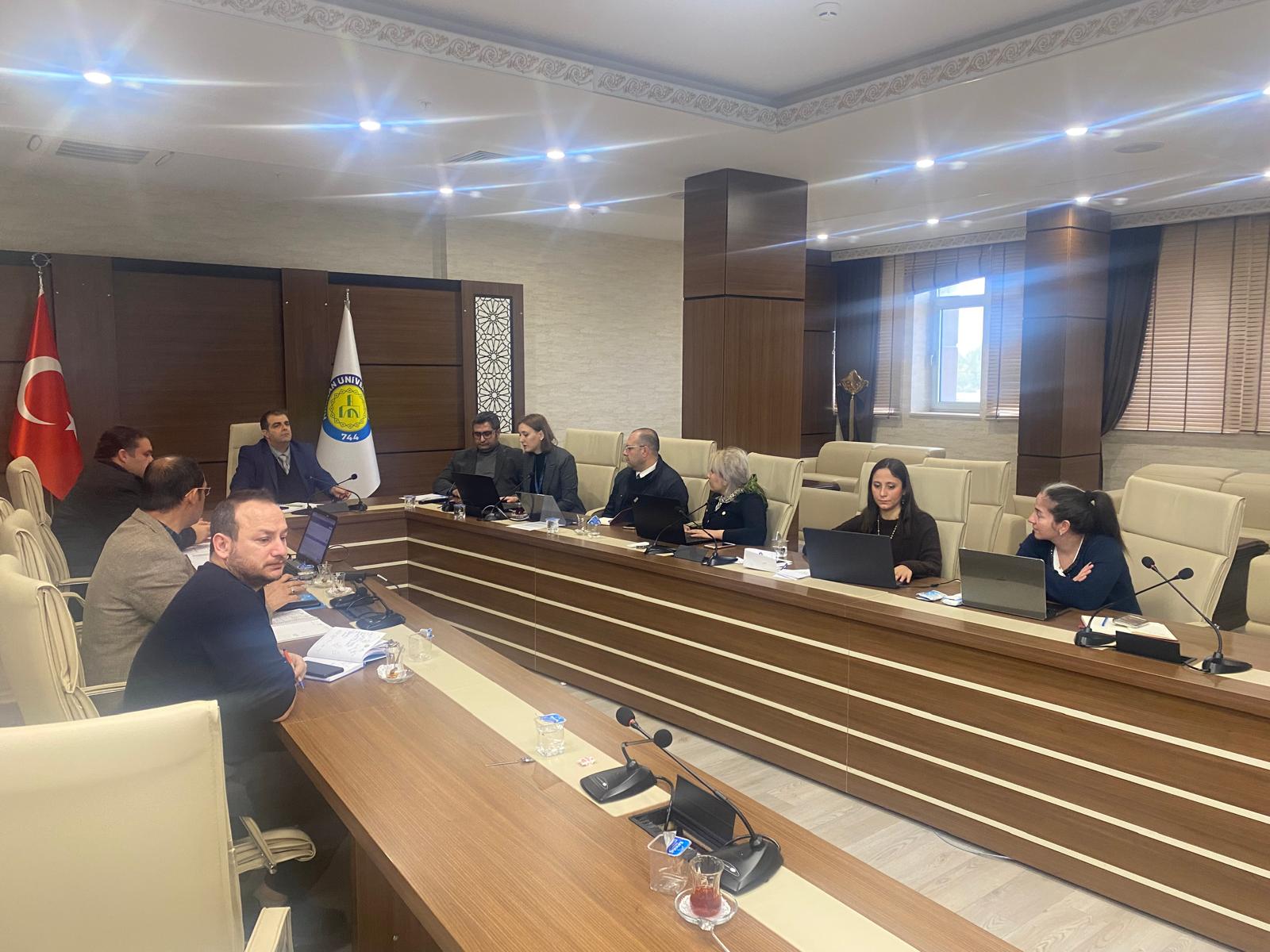 ​Harran Üniversitesi Sağlık Hizmetleri Meslek Yüksekokulu 2024 Yılı Kalite Hedef ve Performans Değerlendirme Toplantısı Gerçekleştirildi